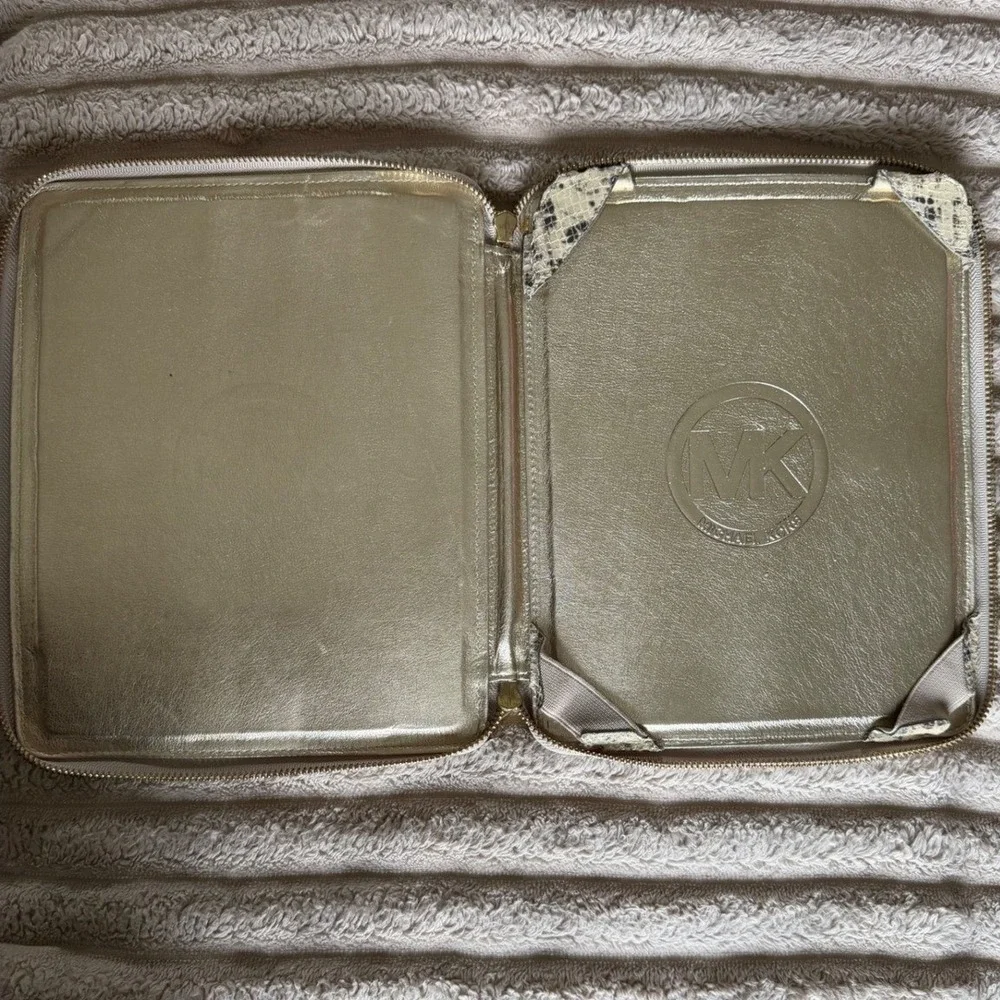 Michael Kors Snakeskin Embossed Zip‎ Around Tablet Case Grey Cream Gold Logo